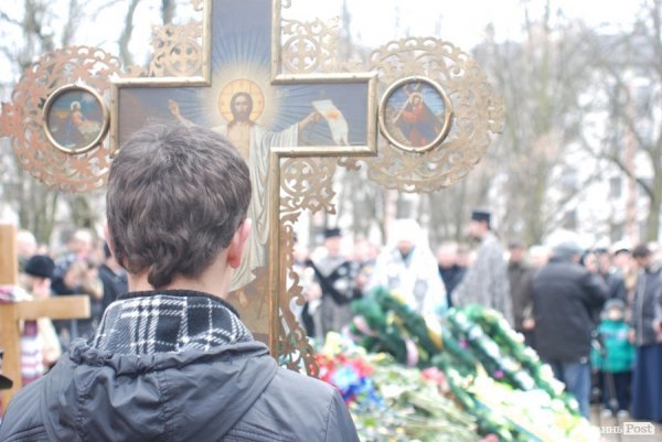 Луцьк сумує: хода до могили Героя Майдану. ФОТО