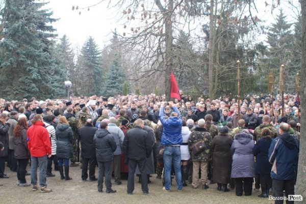 Луцьк сумує: хода до могили Героя Майдану. ФОТО
