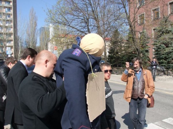 У Донецьку на вила накололи «міліціонера». ФОТО. ВІДЕО