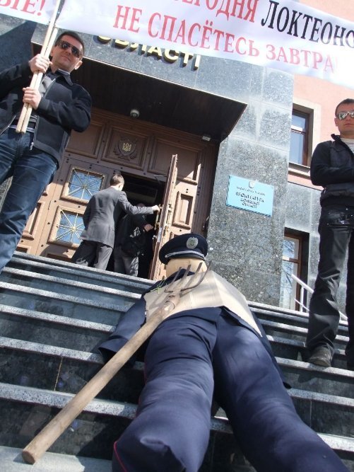 У Донецьку на вила накололи «міліціонера». ФОТО. ВІДЕО