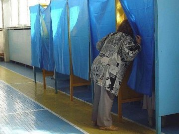 У Луцьку піймали виборця, який щось фотографував у кабінці для голосування