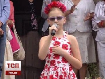 Дочка Яценюка заспівала «Червону руту» на лінійці. ВІДЕО