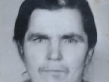 Була одягнена: чорна куртка, темно-сині штани, спідниця зеленого кольору, хустка зеленого кольору, волосся сиве. Особливі прикмети – гулька на лобі.