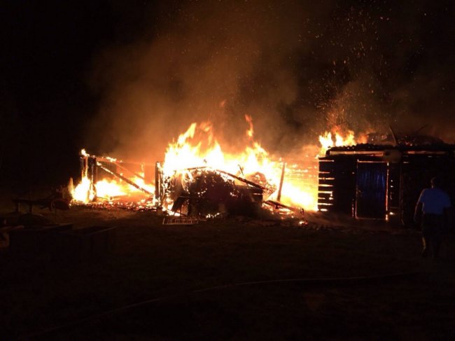 На Волині блискавка спалила дерев'яну будівлю