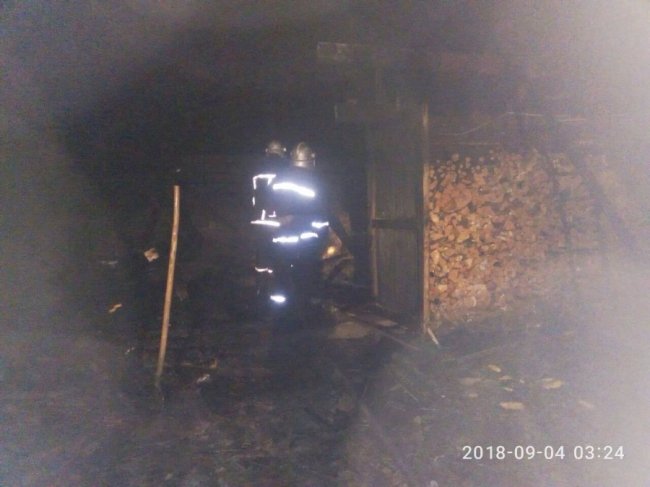 На Волині блискавка спалила дерев'яну будівлю