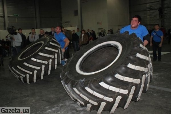 Найсильніша жінка України носила стокілограмові «сумки». ФОТО