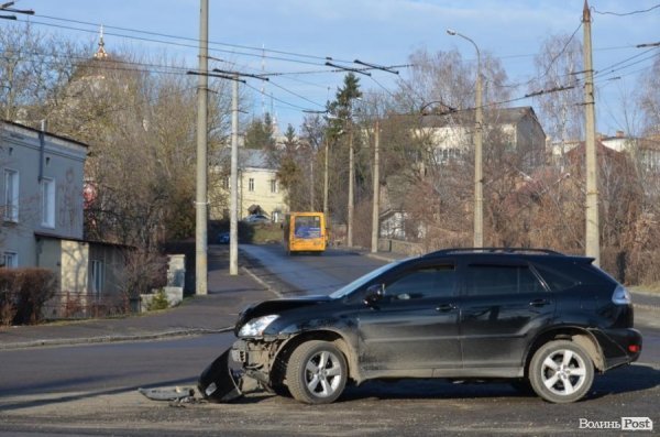 У Луцьку Lexus врізався в маршрутку. ФОТО