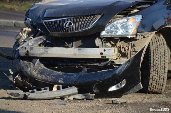 У Луцьку Lexus врізався в маршрутку. ФОТО