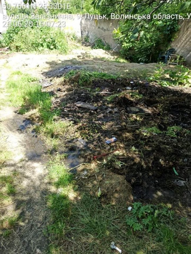 У Луцьку спіймали жінку, яка відрами виливала відходи на вулицю. ФОТО