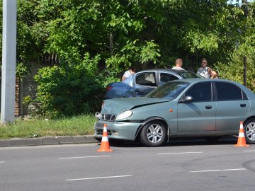 Аварія в Луцьку: одну з автівок відкинуло на тротуар 
