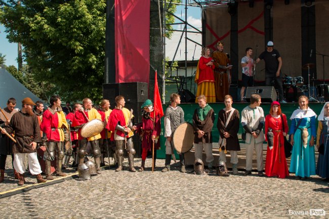 Середньовічні сукні, лицарські обладунки і давні забави: «Князівський бенкет» у Луцьку. ФОТО