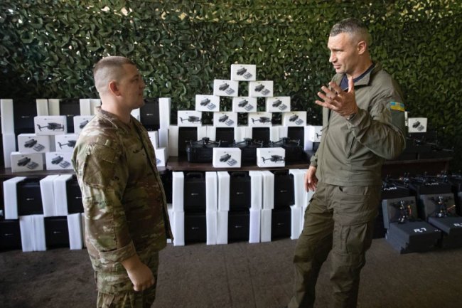 Кличко відвіз на передову бійцям 500 дронів та РЕБи від київської громади та благодійної допомоги