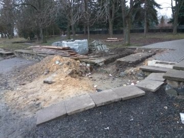 У Луцьку просять закінчити ремонт доріжки