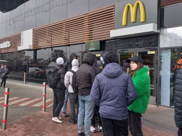 Від ранку біля луцького McDonald’s – черга
