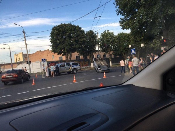 ДТП у Луцьку: у результаті зіткнення автівка перевернулась догори дном. ФОТО