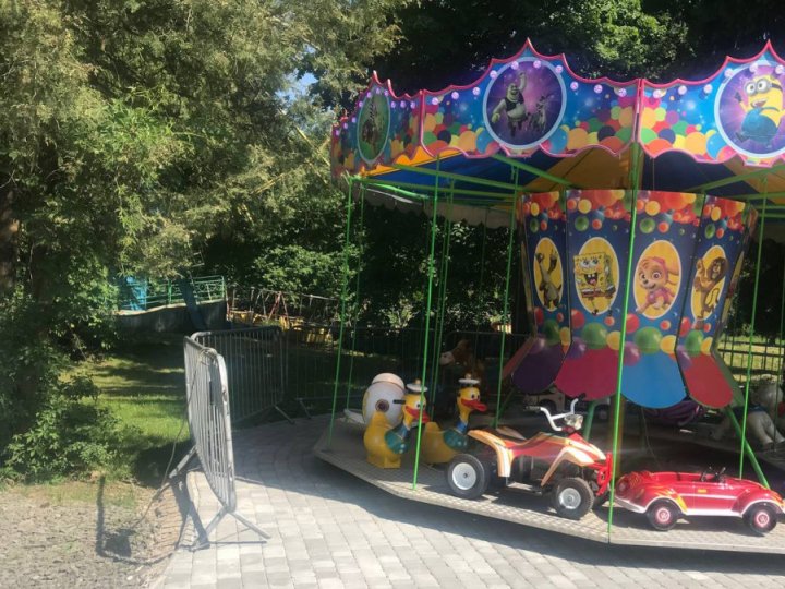 У центральному парку Луцька запрацювали атракціони: скільки коштують квитки