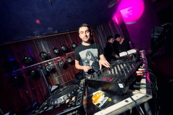 Ді-джей Dustin як завжди в гарному гуморі