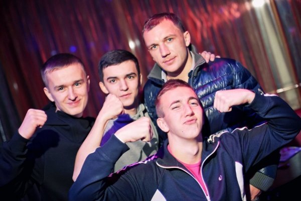 Капітан Сімінін (справа зверху) і хлопці, які показують біцуху