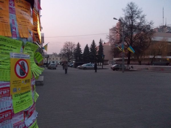 Луцьк «забомбили» листівками про бойкот російських товарів. ФОТО