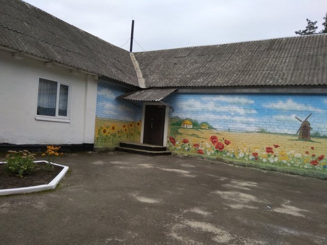 На Волині креативно прикрасили школу. ФОТО