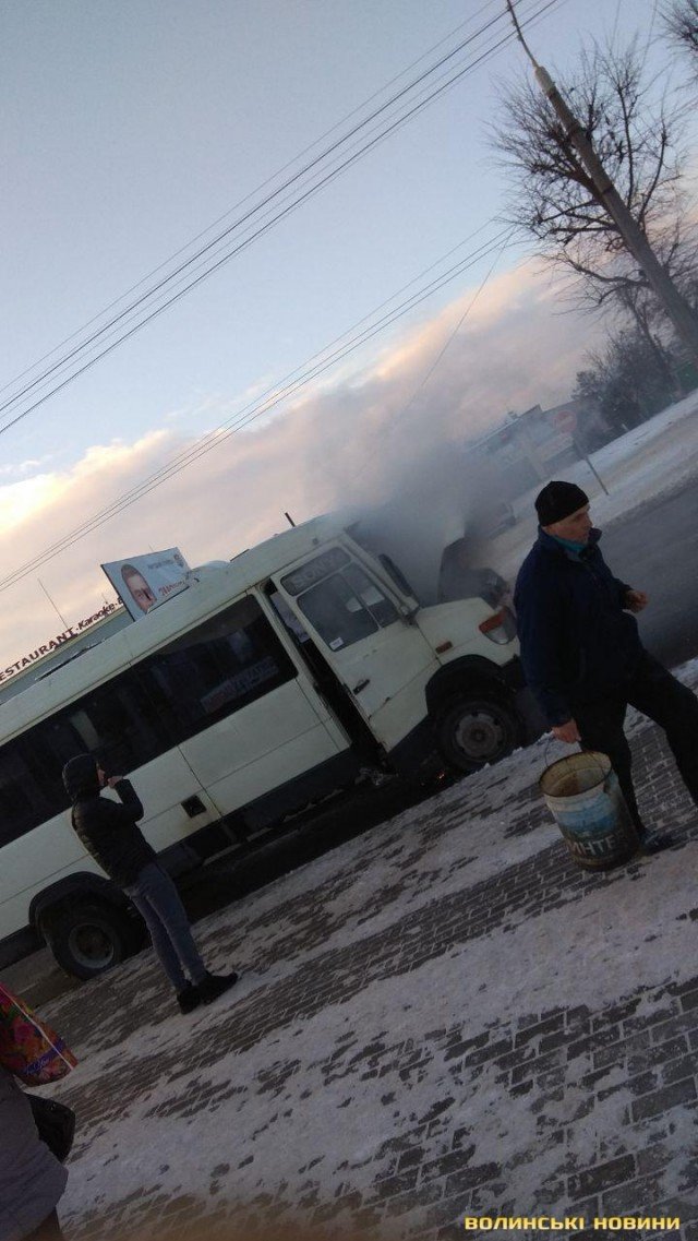 У Луцьку на автостанції горіла маршрутка. ФОТО