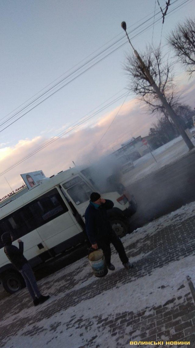 У Луцьку на автостанції горіла маршрутка. ФОТО