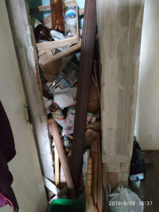 У Луцьку чоловік закидав сміттям власну квартиру. ФОТО