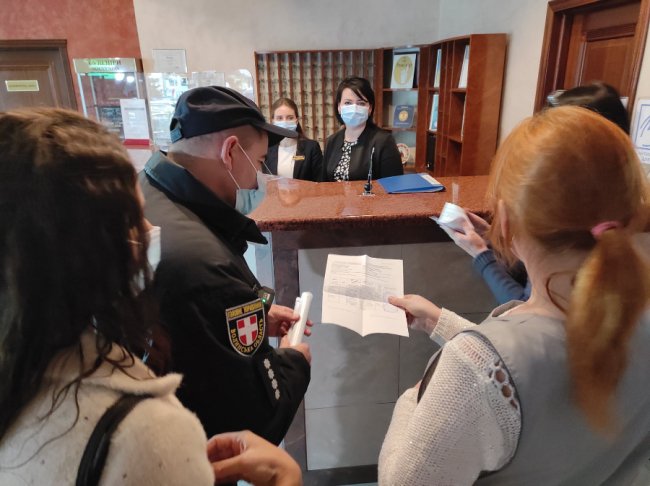 Другий день перевірок у «червоній зоні»: як у готелях та торгових центрах Луцька дотримуються протиепідемічних заходів 