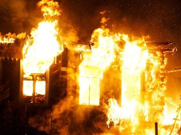 На Волині палаючу хату гасили дві бригади рятувальників