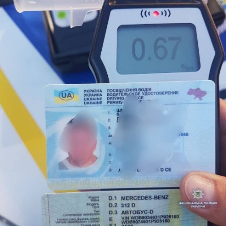 Поліцейські зняли з рейсу маршрутку, за кермом якої сидів п'яний водій. ФОТО