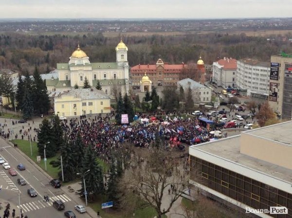 Народне віче у Луцьку. ФОТО. ВІДЕО