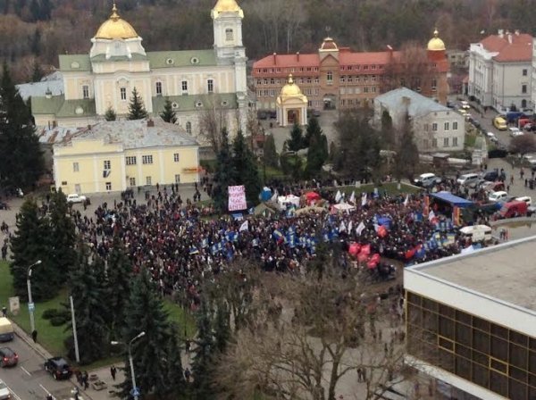 Народне віче у Луцьку. ФОТО. ВІДЕО