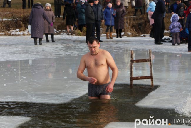Поліцейські, депутати і підприємці: хто у крижану купіль волинського озера пірнав. ФОТО