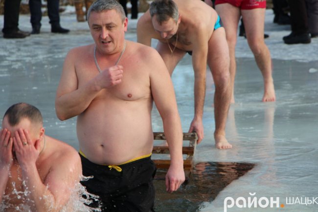 Поліцейські, депутати і підприємці: хто у крижану купіль волинського озера пірнав. ФОТО