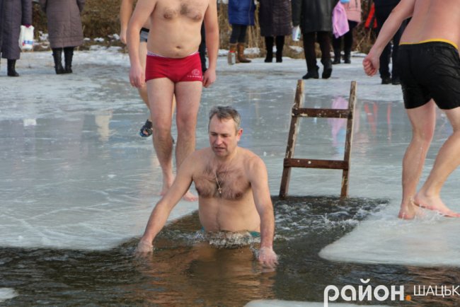 Поліцейські, депутати і підприємці: хто у крижану купіль волинського озера пірнав. ФОТО
