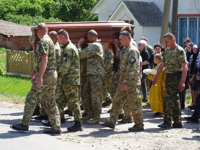Залишилися двоє малих діток: на Волині попрощалися із Героєм Тарасом Троцем