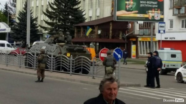 СБУ бореться з «терористами» на Луцькому вокзалі. ФОТО