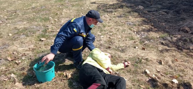 На Волині вогнеборці врятували жінку, яка втратила свідомість під час гасіння пожежі сухої трави