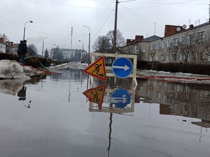 Повінь на Волині: у громаді відкачують воду з вулиць