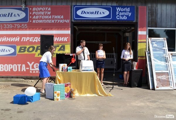 Фірма «Вікно Центр» у своє десятиріччя влаштувала розіграш подарунків. ФОТО*