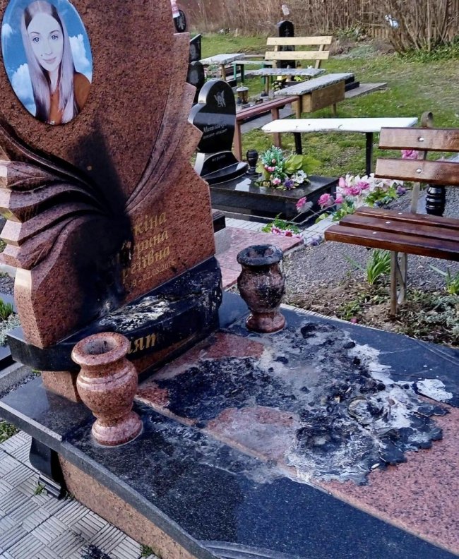 У Нововолинську підпалили пам’ятник на могилі Катерини Литкіної, яку у 2016 році вбили два брати. ФОТО
