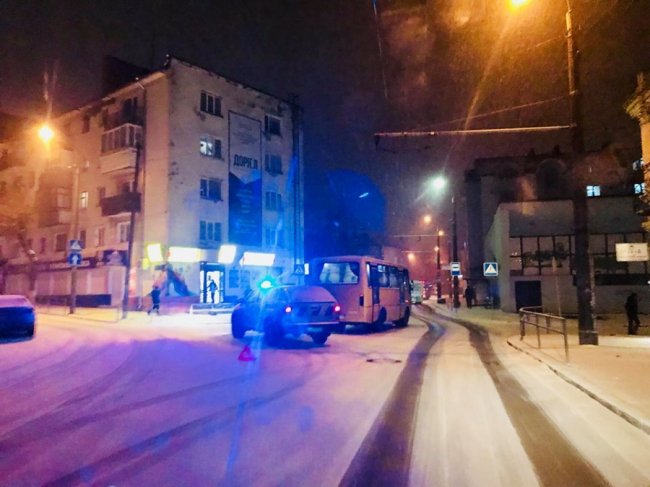 Аварія в Луцьку: на переході зіткнулися маршрутка і легковик