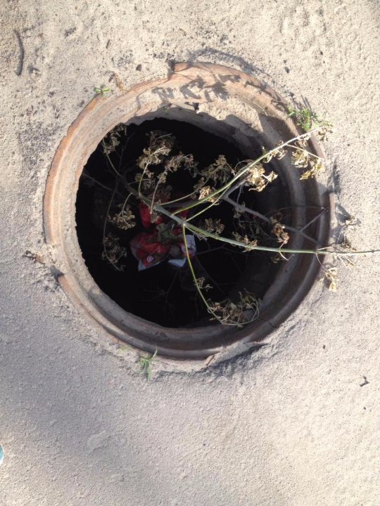 У Ківерцях два місяці не можуть закрити люк біля дитсадка