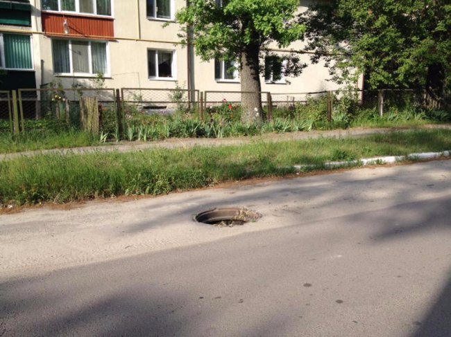 У Ківерцях два місяці не можуть закрити люк біля дитсадка