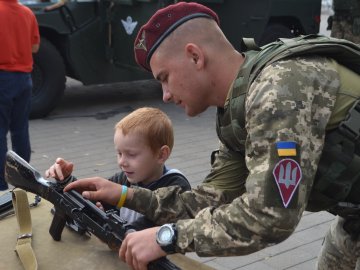 У центрі Луцька десантники показували свою техніку і американський Humvee. ФОТО