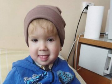 Сім'я з Волині збирає гроші для сина, який потерпає від спинномозкової грижі