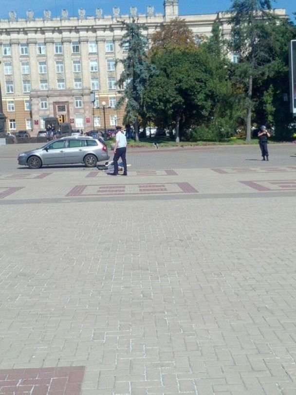 У Росії чоловік викинув труп в центрі міста і спробував вчинити самогубство