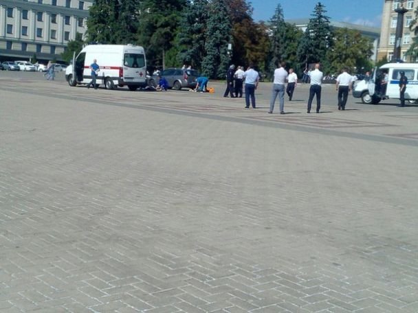 У Росії чоловік викинув труп в центрі міста і спробував вчинити самогубство