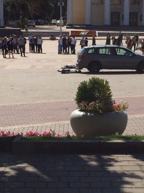 У Росії чоловік викинув труп в центрі міста і спробував вчинити самогубство