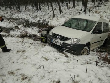 Волинські рятувальники витягли автівку, яка злетіла у кювет. ФОТО 